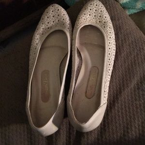 Flat dress shoes